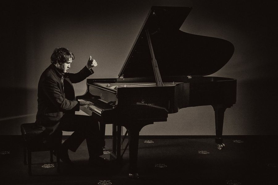 Philipp Quiring am offenen Steinway-Flügel, Sepia-Aufnahme